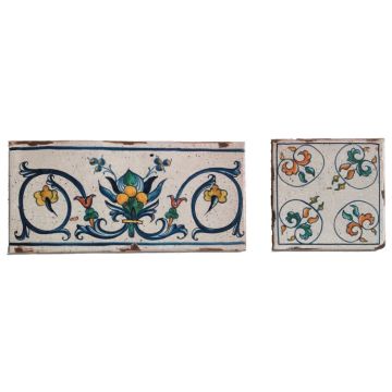 Hand-painted Deruta tile ar by Antica Deruta, Italy. The tile is entirely handcrafted.