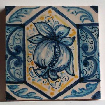 Sicilian tile GH11 hand-painted with traditional designs by Ghenos, Messina - Italy