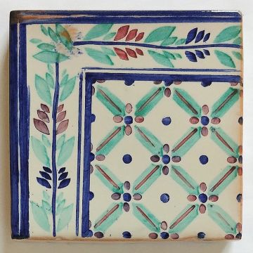 Hand-painted Italian corner tile LF09 from the Classic collection, entirely handcrafted by La Fauci in Messina, Sicily