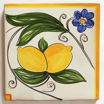 Hand-painted Italian corner tile LF27 from the Classic collection, entirely handcrafted by La Fauci in Messina, Sicily