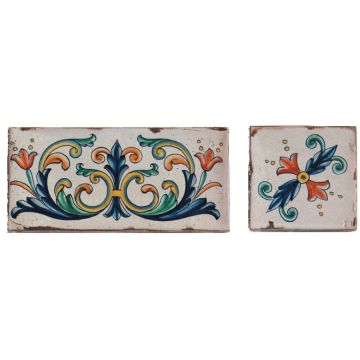 Hand-painted Deruta tile ro by Antica Deruta, Italy. The tile is entirely handcrafted.