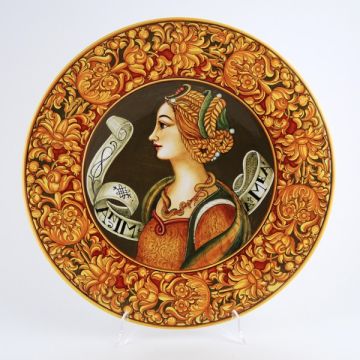 Italian wall plate featuring a Renaissance-style portrait of Simonetta Vespucci handmade by Francesca Niccacci in Deruta