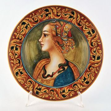 Italian wall plate featuring a Renaissance-style portrait of Simonetta Vespucci handmade by Francesca Niccacci in Deruta