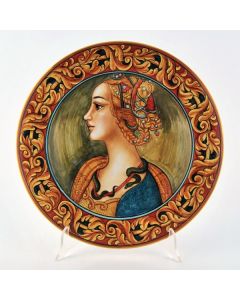 Italian wall plate featuring a Renaissance-style portrait of Simonetta Vespucci handmade by Francesca Niccacci in Deruta