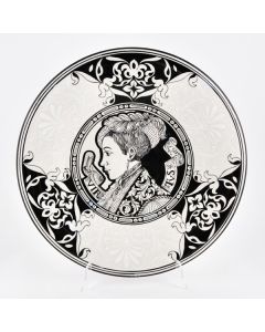 Italian wall plate featuring a Renaissance-style portrait of Lady Virtus handmade by Francesca Niccacci in Deruta
