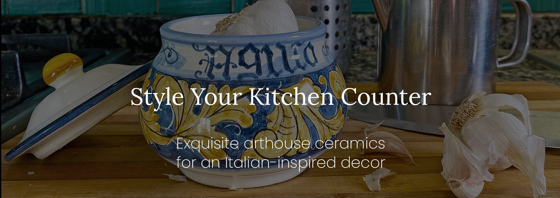 Handmade garlic jar in the Rinascimento Blu e Giallo design by Rampini, Gubbio